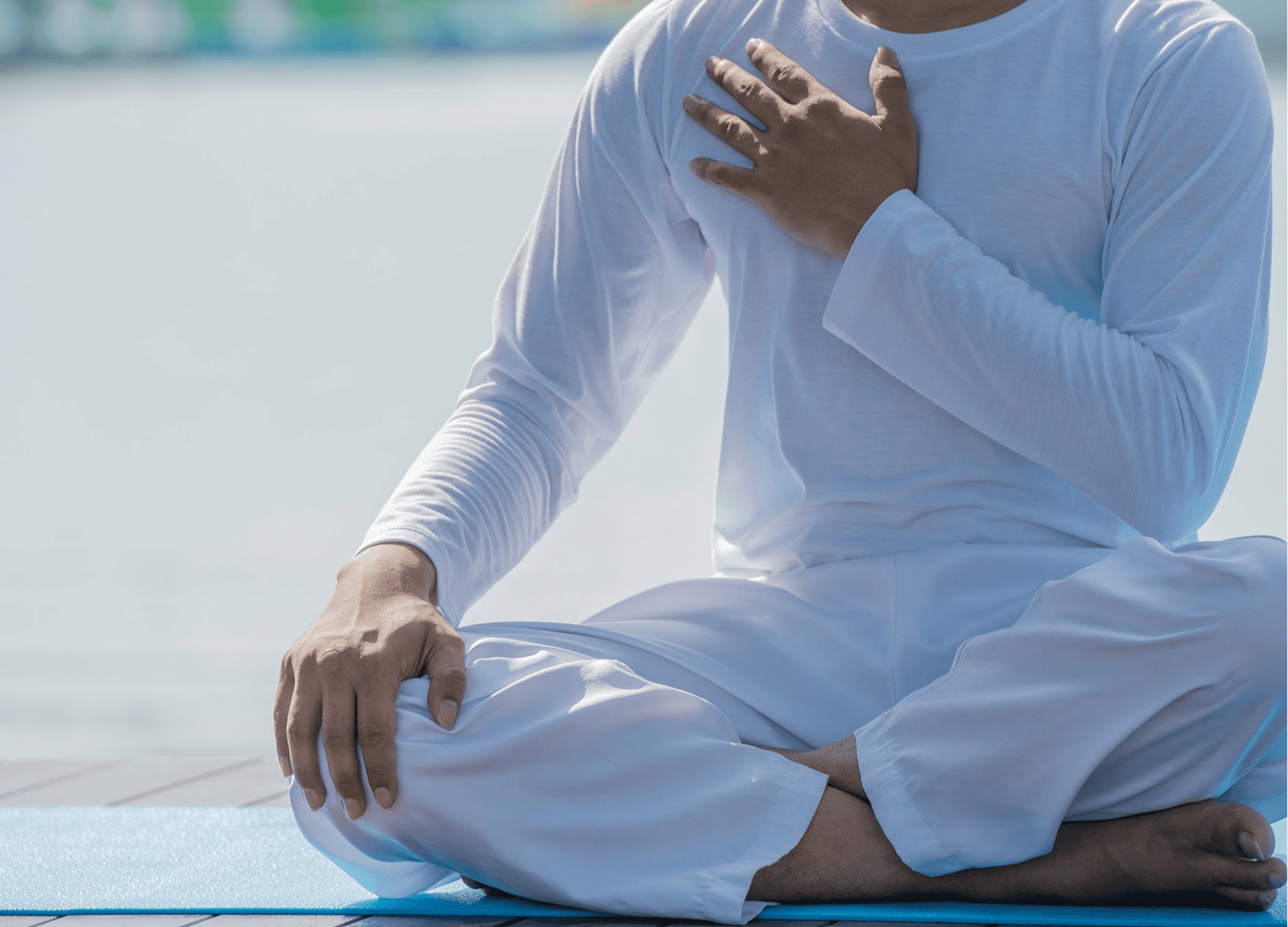 Participant assis lors d’une séance Yoga Synergy en extérieur